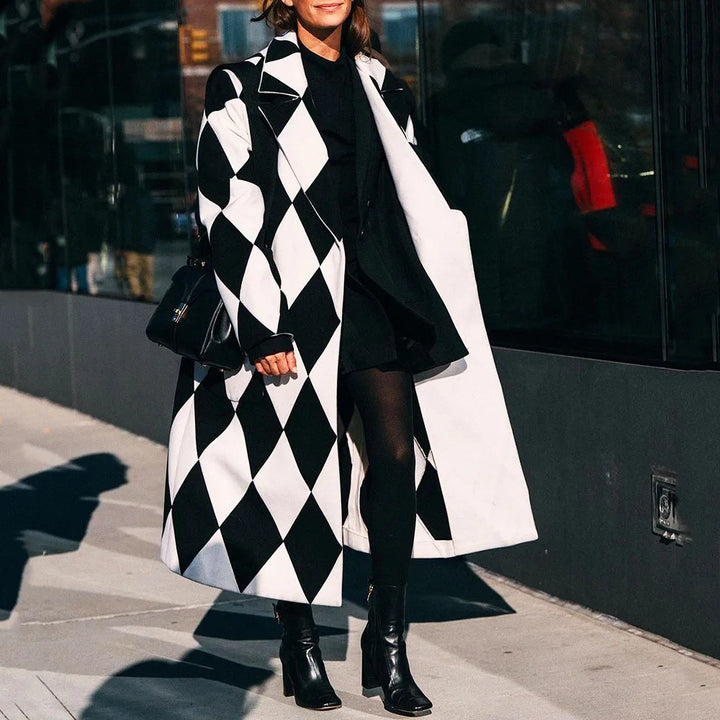 Versatile women's oversized coat. Stylish outerwear for a sophisticated look.