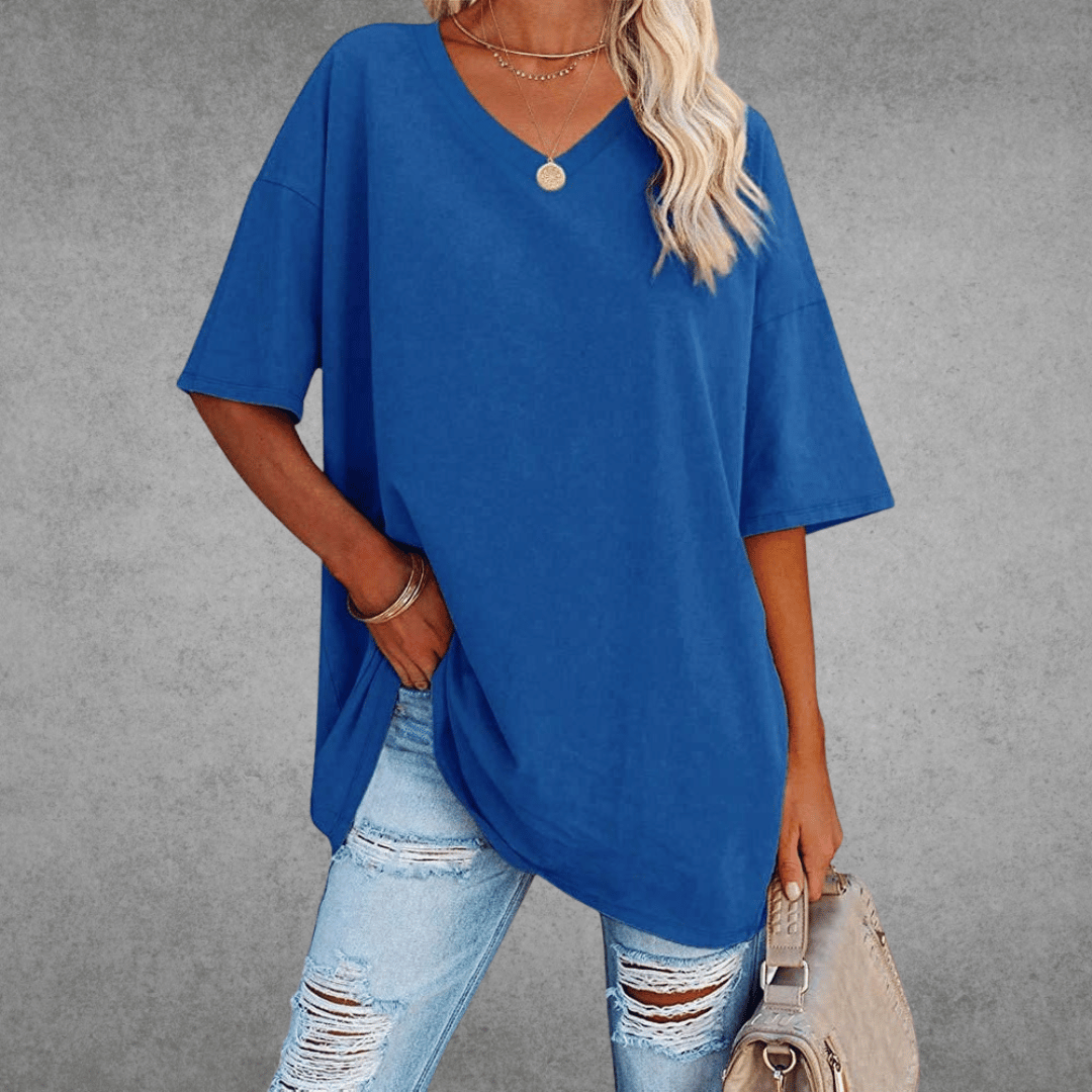 Chic women's oversized V-neck t-shirt, perfect for a relaxed spring fashion or summer everyday style.
