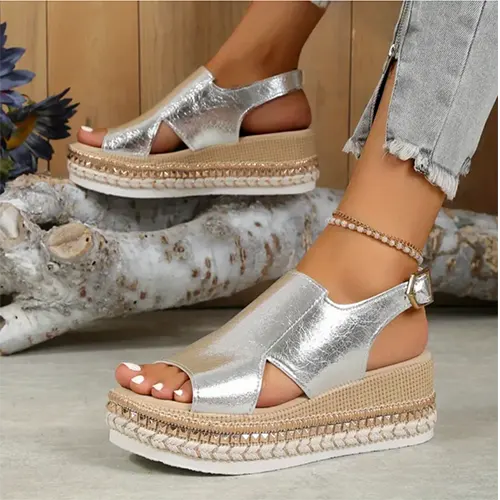 Elegant women's platform sandals, ideal for summer vacation. Features a stylish design, open toe, and comfortable platform heel.