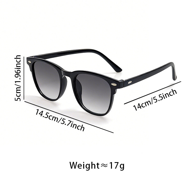 Chic leopard print retro sunglasses for women, offering effective UV protection. Fashionable eyewear.