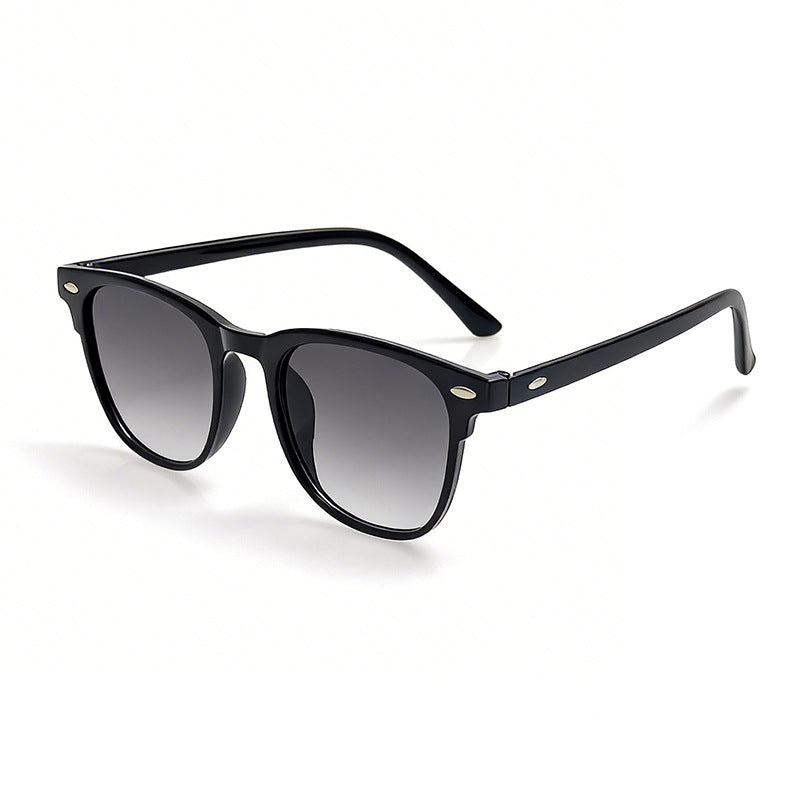 Elegant tea-colored retro women's sunglasses with full UV protection. A stylish fashion eyewear accessory.