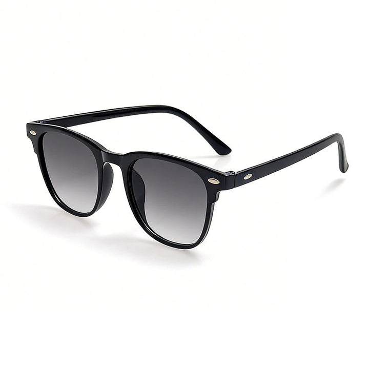 Elegant tea-colored retro women's sunglasses with full UV protection. A stylish fashion eyewear accessory.