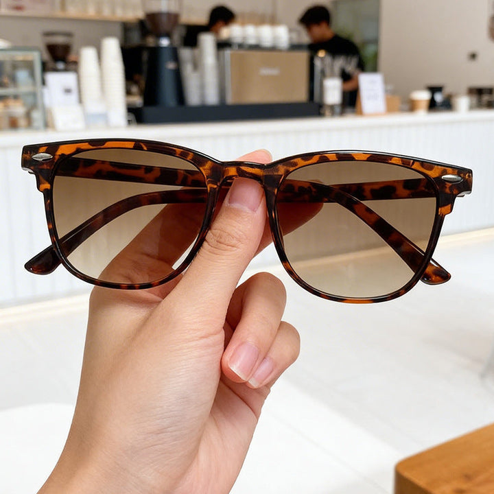 UV protective women's retro sunglasses, combining classic style with essential eye health benefits. Fashion eyewear.