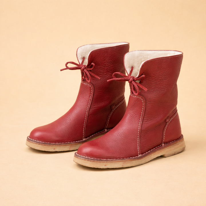 Stylish women's warm short snow boots, ideal for winter fashion. Cozy & comfortable flat heel outdoor footwear.