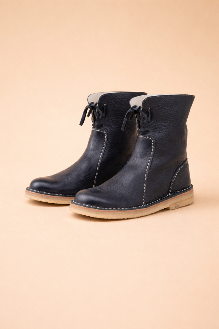 Cozy women's short snow boots for casual winter wear. Warm, stylish & comfortable outdoor footwear with flat heel.