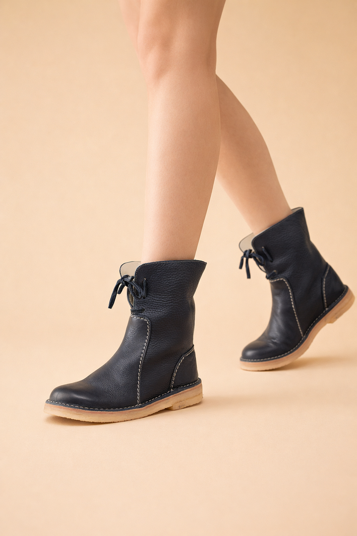 Elevate your winter fashion with these stylish women's short snow boots. Warm, comfortable & practical outdoor footwear.
