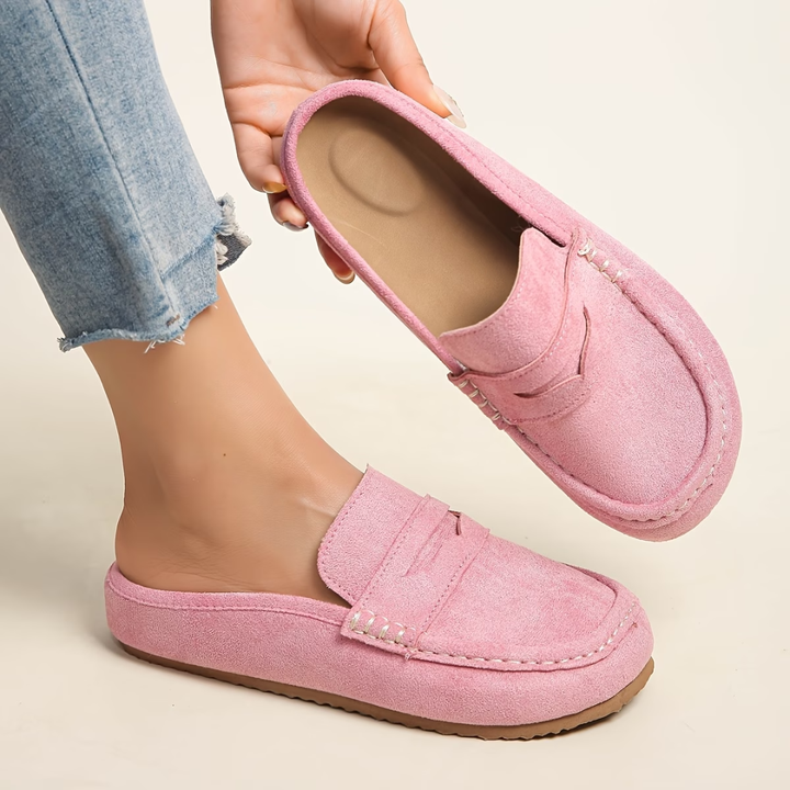Elegant women's slip-on loafers, ideal for effortless everyday wear. Comfortable and fashionable flats.