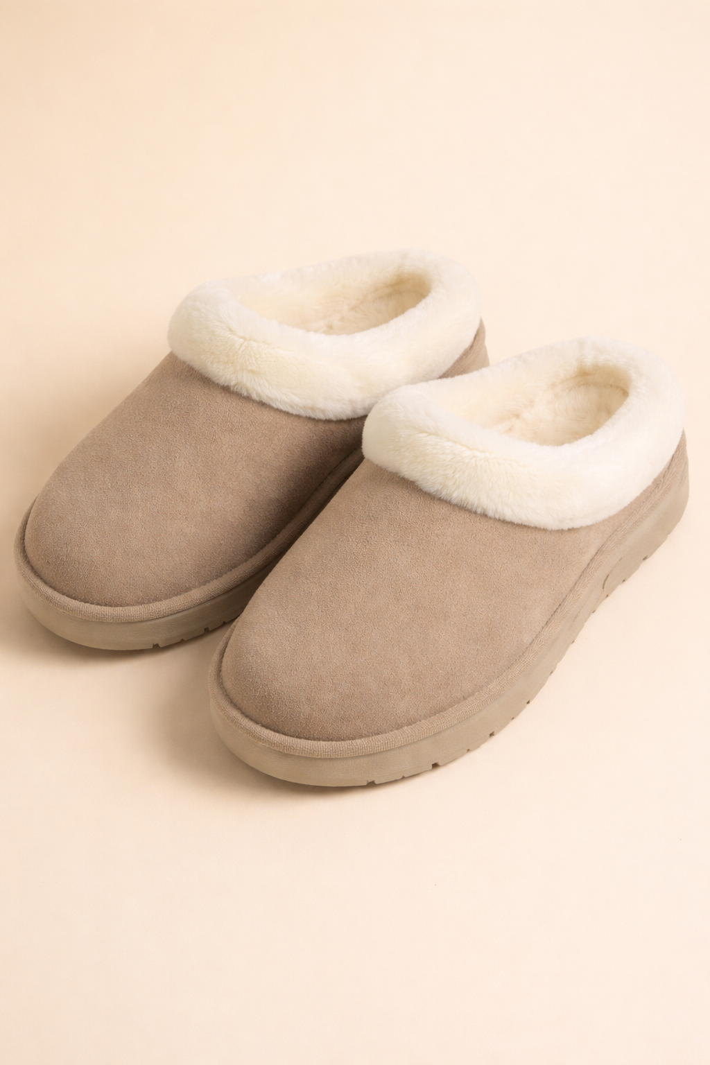 Stylish women's slip-on ankle boots, ideal for casual winter wear, offering warmth and easy on/off.