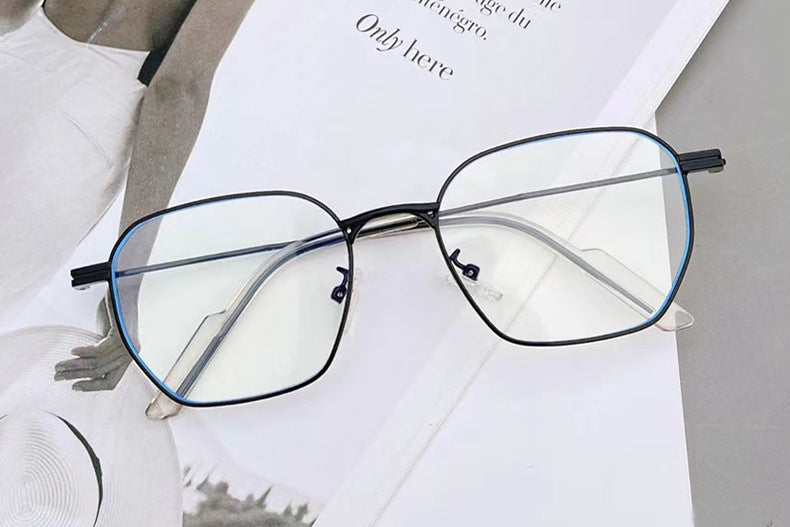 Modern women's square sunglasses, a high-quality fashion accessory with UV protective lenses.