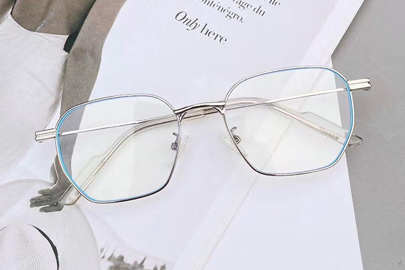 High-quality square sunglasses for women. Lightweight metal frame for ultimate comfort and daily style.