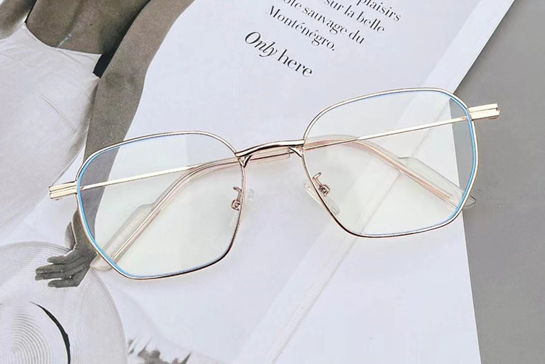 Stylish square frame women's sunglasses, offering excellent UV protection and a contemporary design.