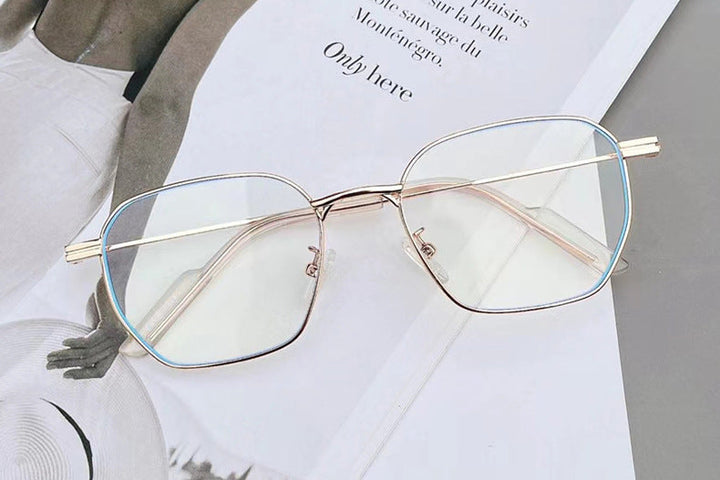 Stylish square frame women's sunglasses, offering excellent UV protection and a contemporary design.