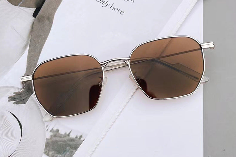 Women's fashion square sunglasses. Premium metal frame, perfect for sun protection & a stylish look.