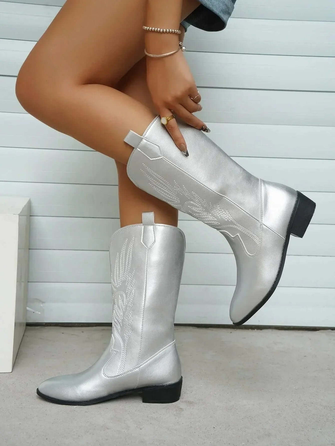 Stylish women's Western cowboy boots, combining comfort with contemporary fashion.