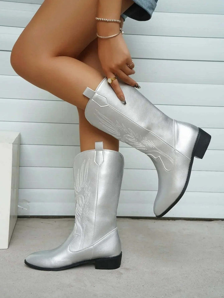 Stylish women's Western cowboy boots, combining comfort with contemporary fashion.