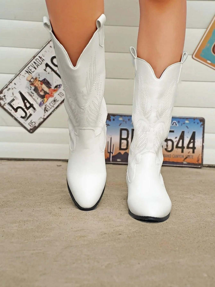Fashionable women's pull-on boots, elegant Western cowboy style, comfortable and chic.
