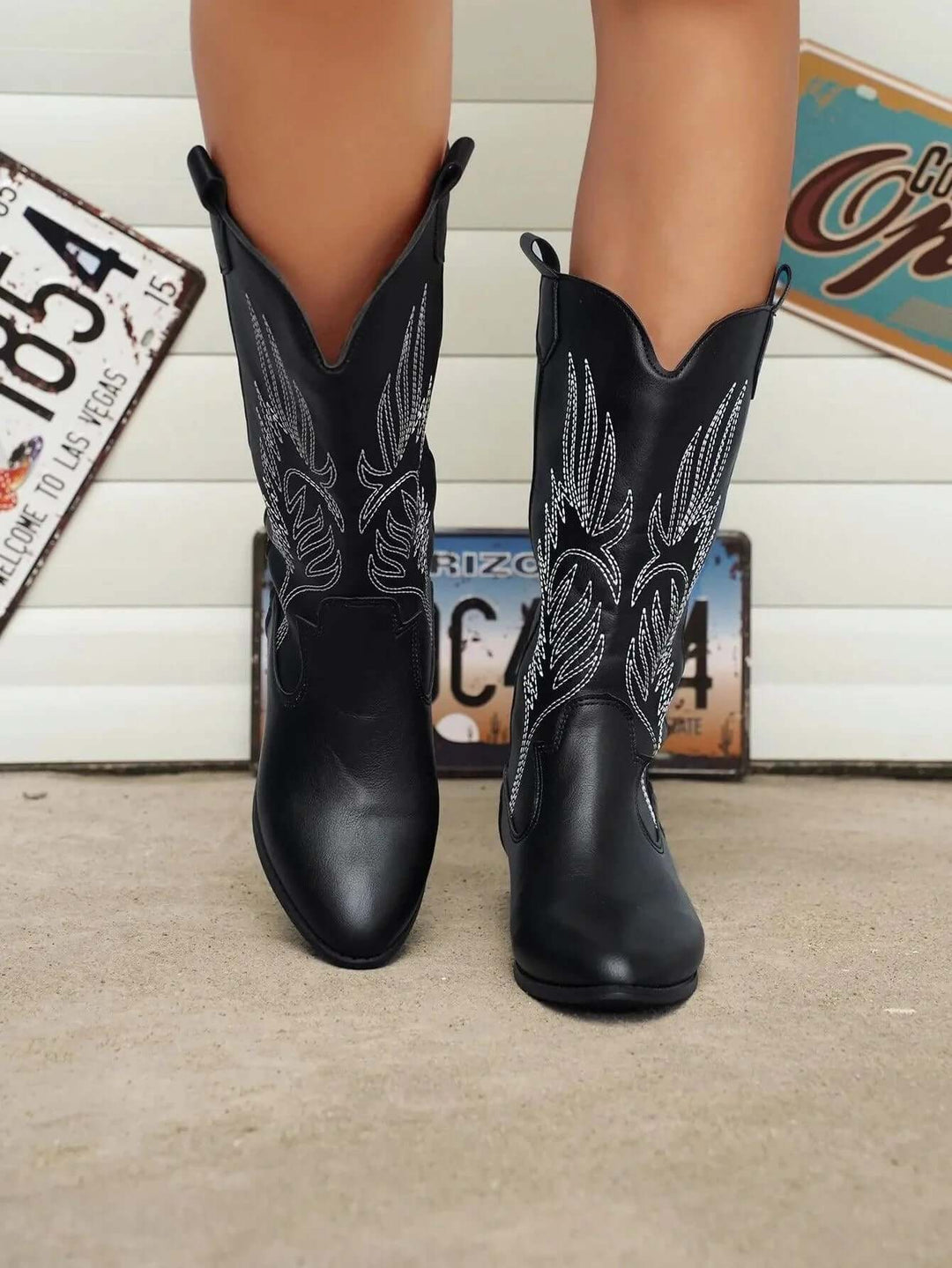 Elegant women's fashion boots, Western cowboy style, suitable for various occasions.