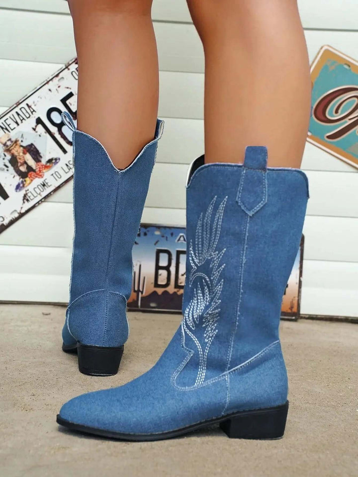 Stylish women's Western footwear, comfortable pull-on cowboy boots, trendy and chic.