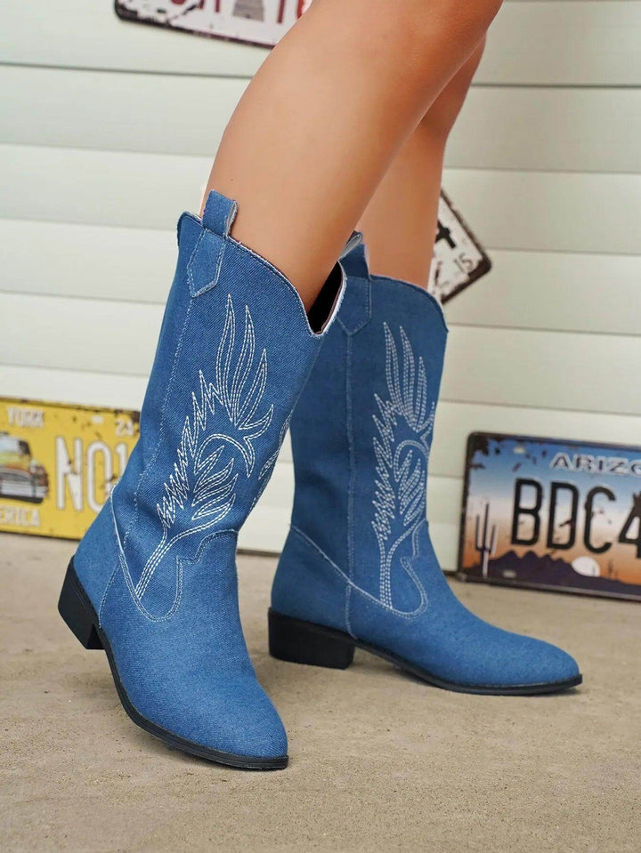 Fashionable women's cowboy boots, elegant Western design, comfortable and durable.