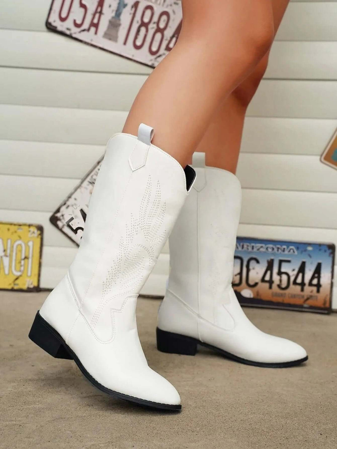 Trendy women's cowboy boots, elegant Western footwear, easy pull-on design.