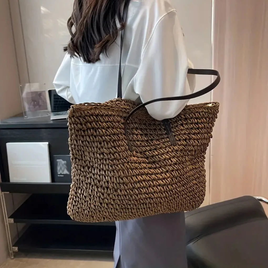 Versatile women's woven shoulder bag, ideal for daily use. Chic and practical carry-all.