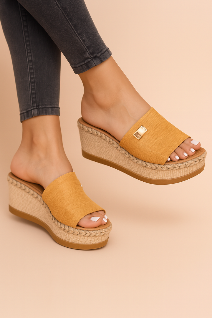 Stylish women's casual wedge sandals with a woven design, offering comfort for everyday wear.
