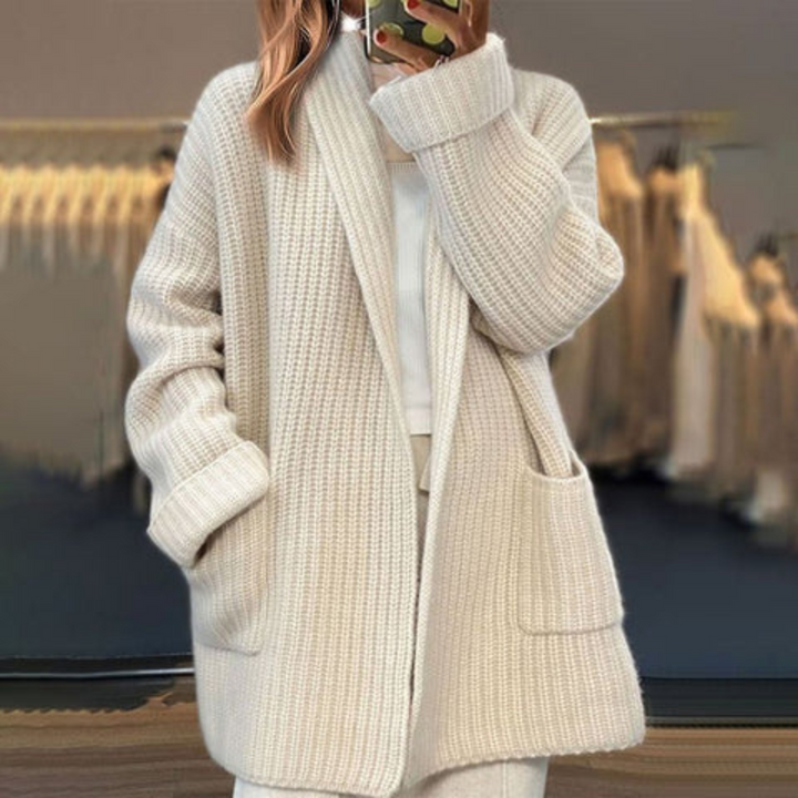 Cozy knit Thalira women's oversized cardigan. Soft, comfortable outerwear ideal for chic everyday layering.