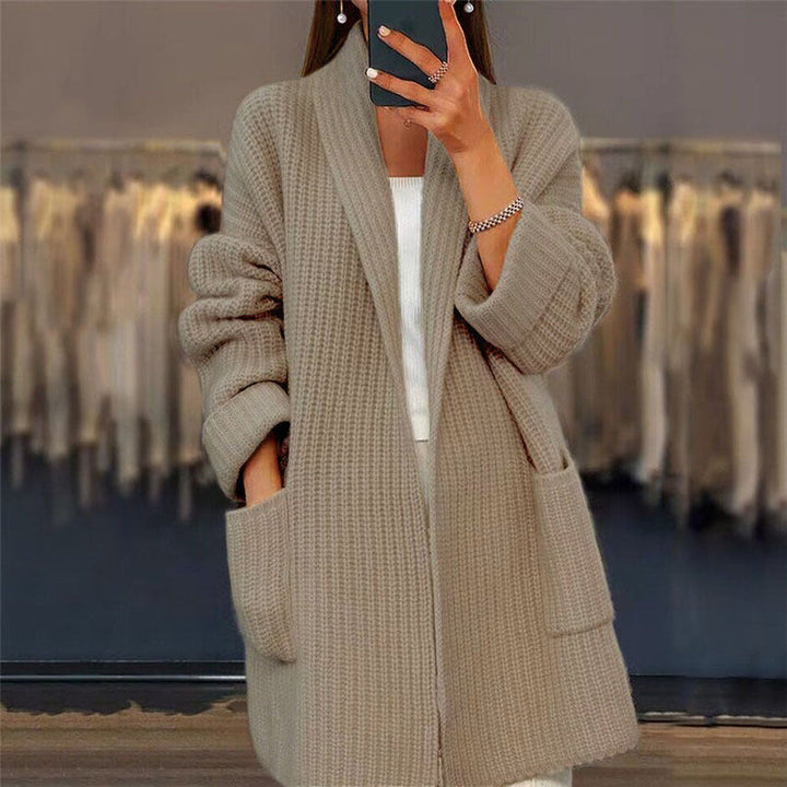Fashionable women's oversized cardigan. Cozy and chic open-front outerwear, perfect for comfortable everyday layering.