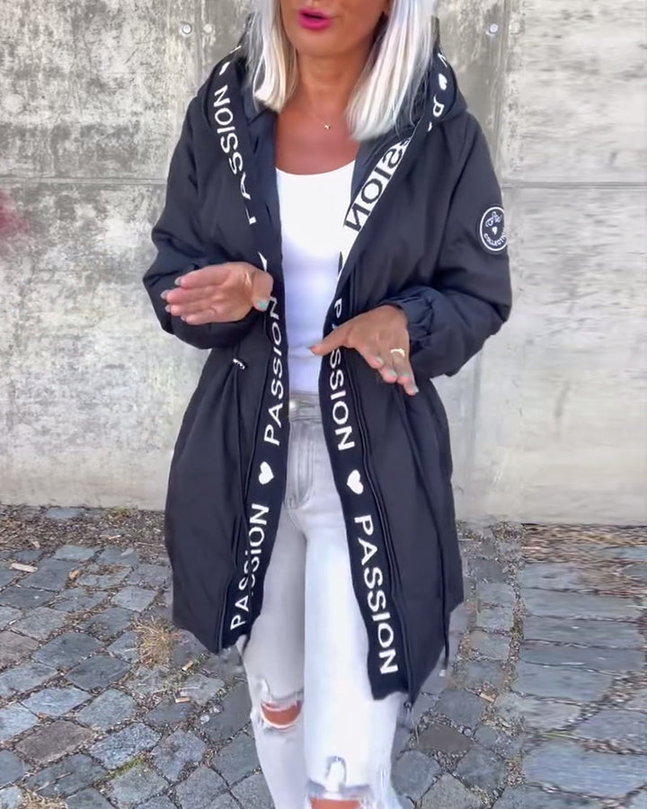 Versatile women's hooded trench coat. A stylish spring/autumn outerwear piece for everyday fashion and comfort.