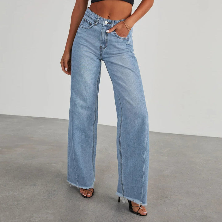Casual women's wide-leg jeans, featuring a distinctive frayed hem, ideal for comfortable and stylish everyday wear.