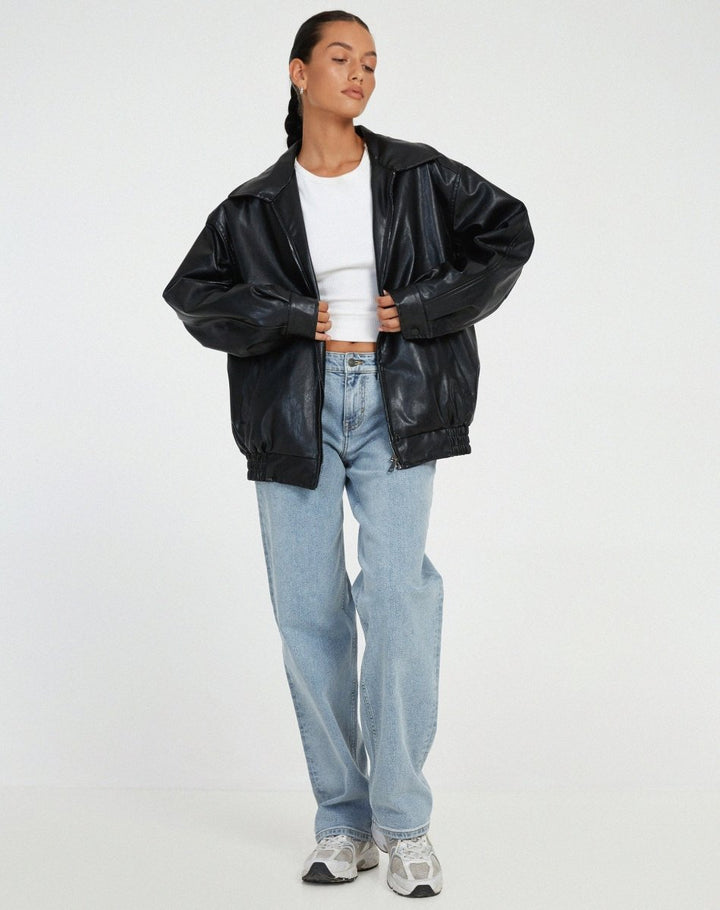 Chic women's oversized jacket, urban ease relaxed fit, comfortable and stylish outerwear for any season.