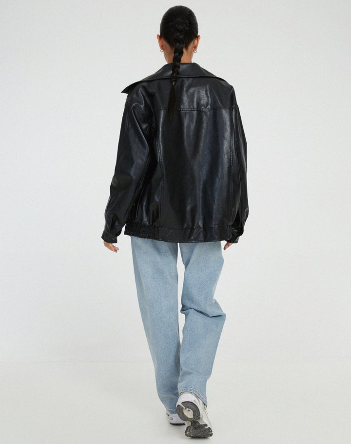 Comfortable women's oversized jacket, relaxed fit for everyday wear, chic fall and spring outerwear.