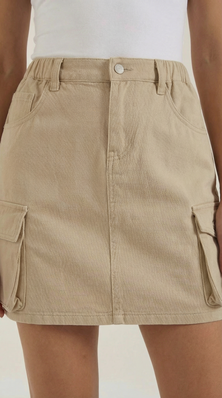 Casual women's mini cargo skirt, A-line cut, perfect for urban summer style and utility.
