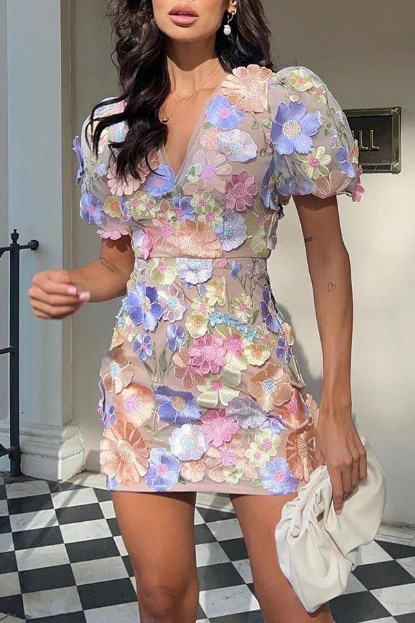 Trendy women's floral mini dress, a versatile piece for spring parties, summer outings, or casual elegance.