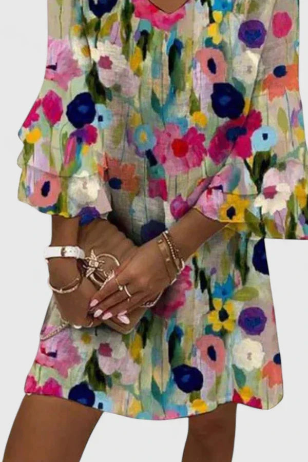 Casual women's floral print mini dress with a V-neck, ideal for summer fashion. Short and stylish.