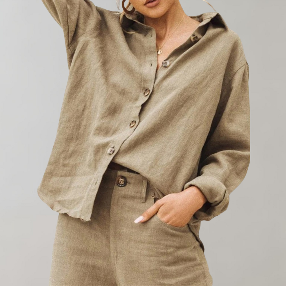 Comfortable women's oversized fit button blouse. Classic vintage-inspired design with long sleeves and collar.