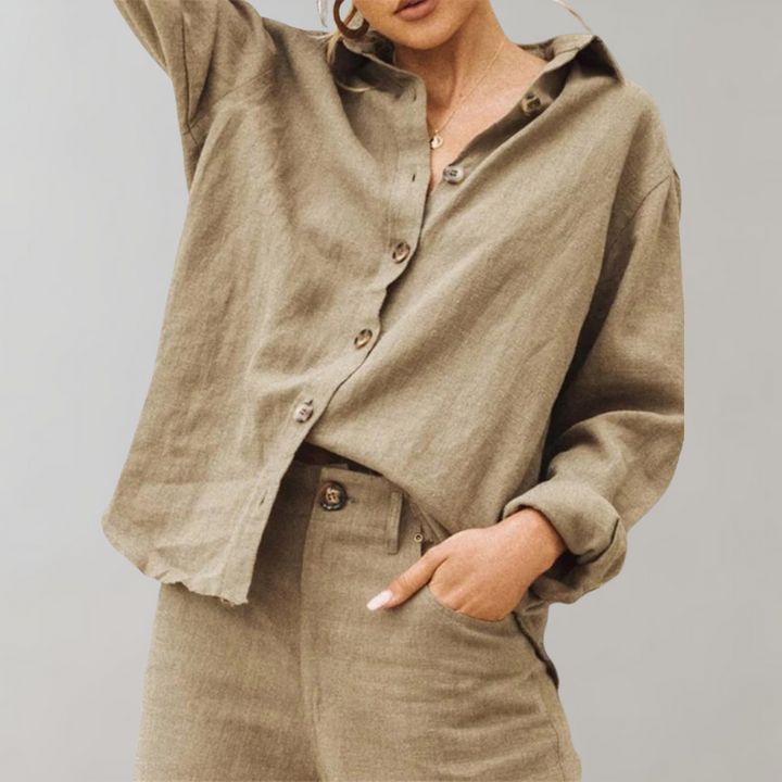 Comfortable women's oversized fit button blouse. Classic vintage-inspired design with long sleeves and collar.