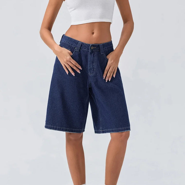 Ready for summer: Women's vintage style low rise relaxed denim shorts for a comfortable & chic look.