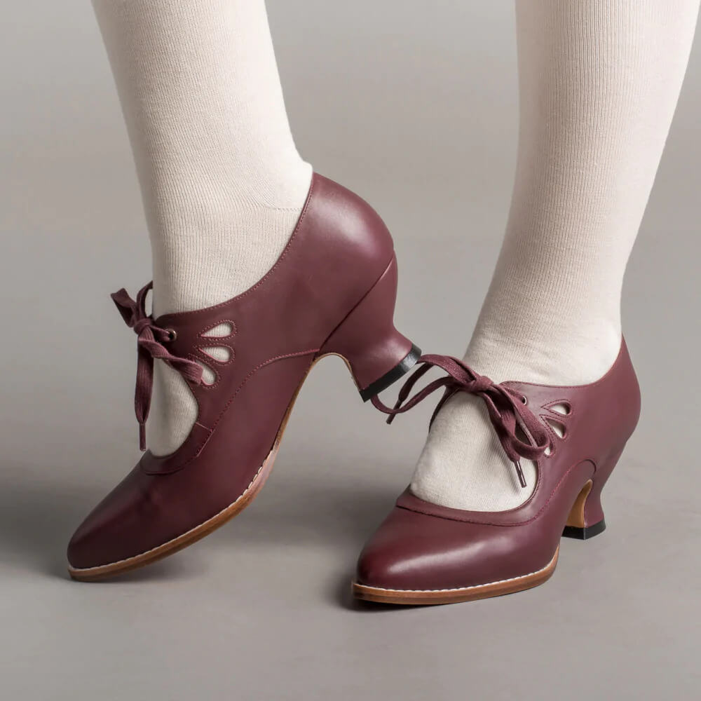 Chic retro women's Mary Jane shoes, perfect for pin-up style. Classic design with comfortable block heel.