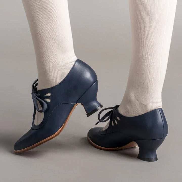 Classic vintage Mary Jane pumps for women. Stylish block heel, ideal for formal or casual pin-up fashion.
