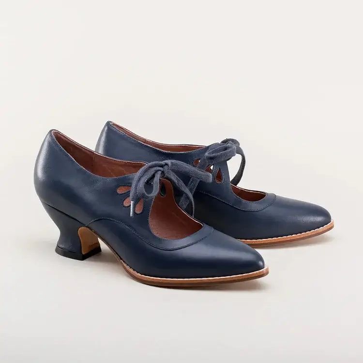 Lace-up women's Mary Jane shoes. Retro design, pin-up chic, comfortable block heel for versatile style.