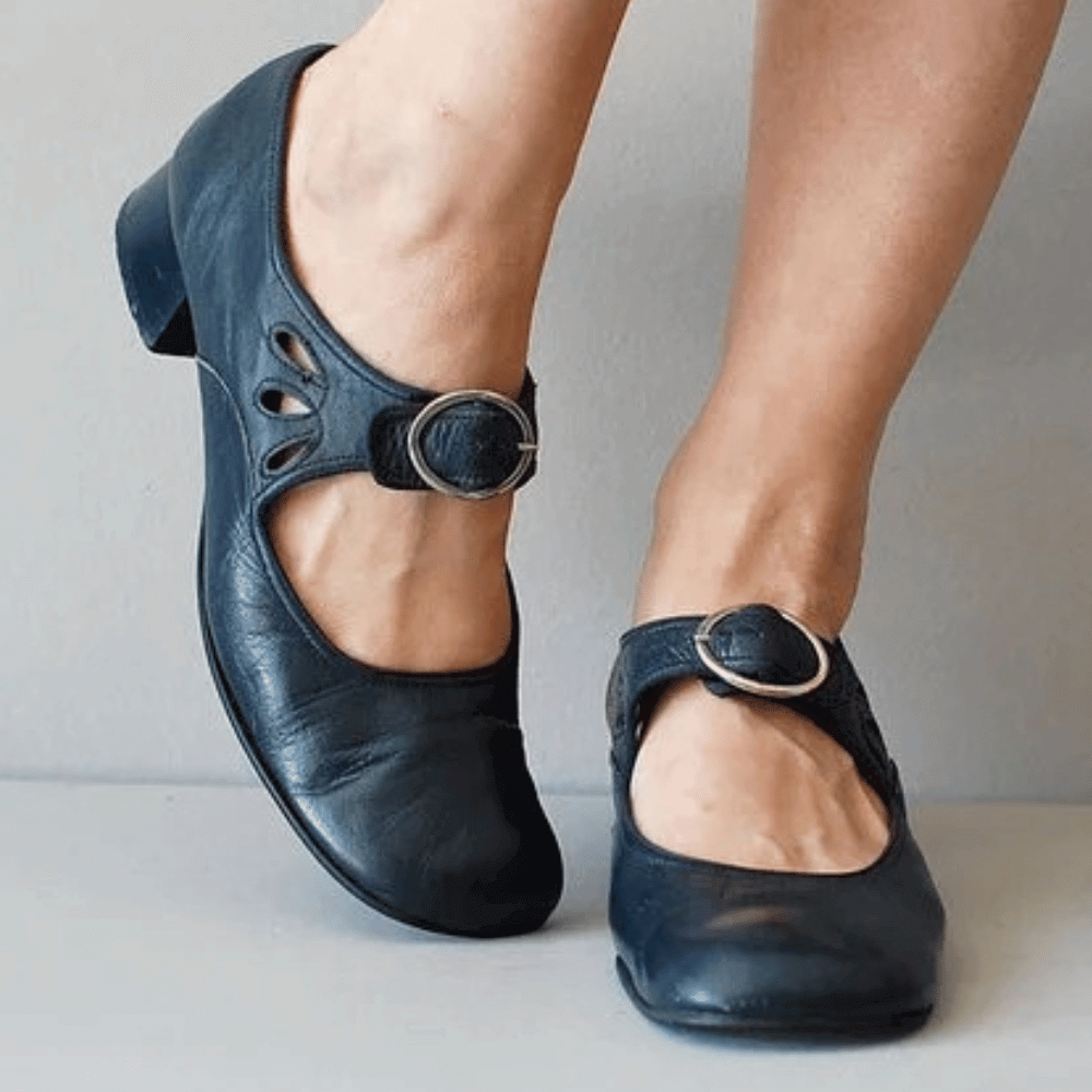 Elegant women's medieval period costume shoes, vintage-inspired with a buckle, ideal for cosplay & historical events.