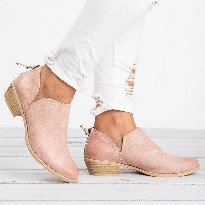 Slip-on women's ankle boots, vintage style, with a comfortable block heel. Retro footwear for casual chic outfits.