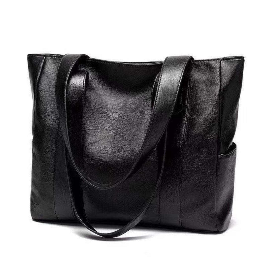 Women's vintage style shoulder bag, classic design. Perfect fashion accessory for everyday elegance.