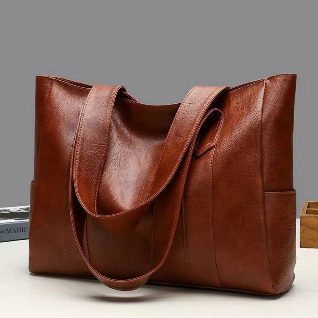 Fashionable women's brown vintage shoulder bag. Classic handbag with ample capacity for everyday use.