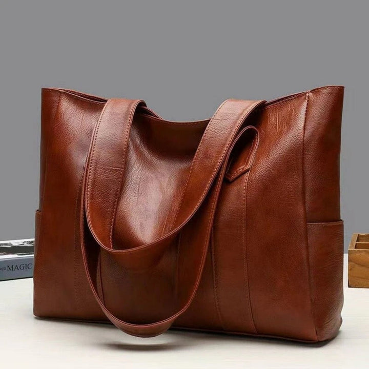 Fashionable women's brown vintage shoulder bag. Classic handbag with ample capacity for everyday use.