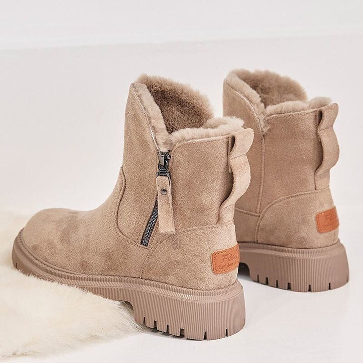 Casual women's slip-on boots, warm & stylish, ankle-height with a chunky sole and comfortable cozy lining.