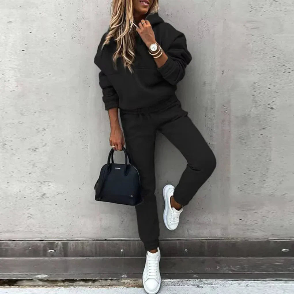 Women's warm & stylish winter tracksuit set with zip jacket & joggers, perfect for cozy comfort.