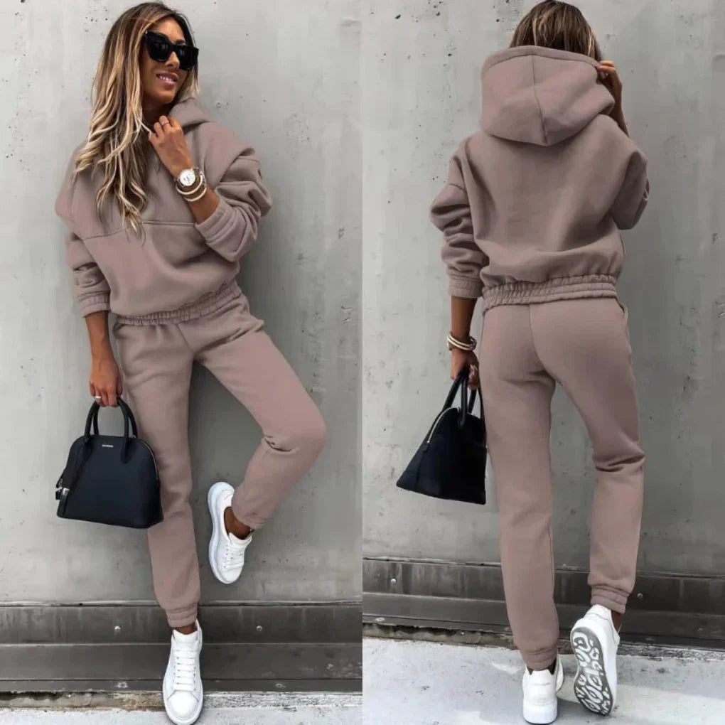 New4 women's casual winter tracksuit. Warm, cozy joggers & zip-up jacket. Perfect for active or lounging.