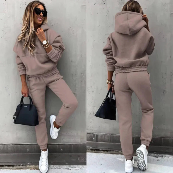 New4 women's casual winter tracksuit. Warm, cozy joggers & zip-up jacket. Perfect for active or lounging.